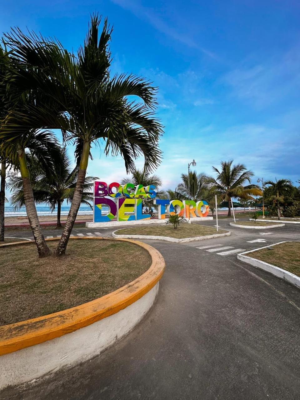 La Y Surf Camp Hotel Bocas Town Kültér fotó